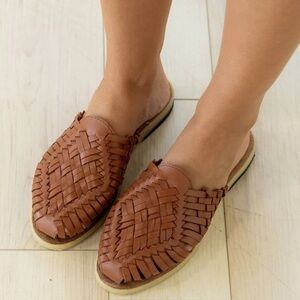 NWOT Sols Anita Huarache Flats, Size 10.